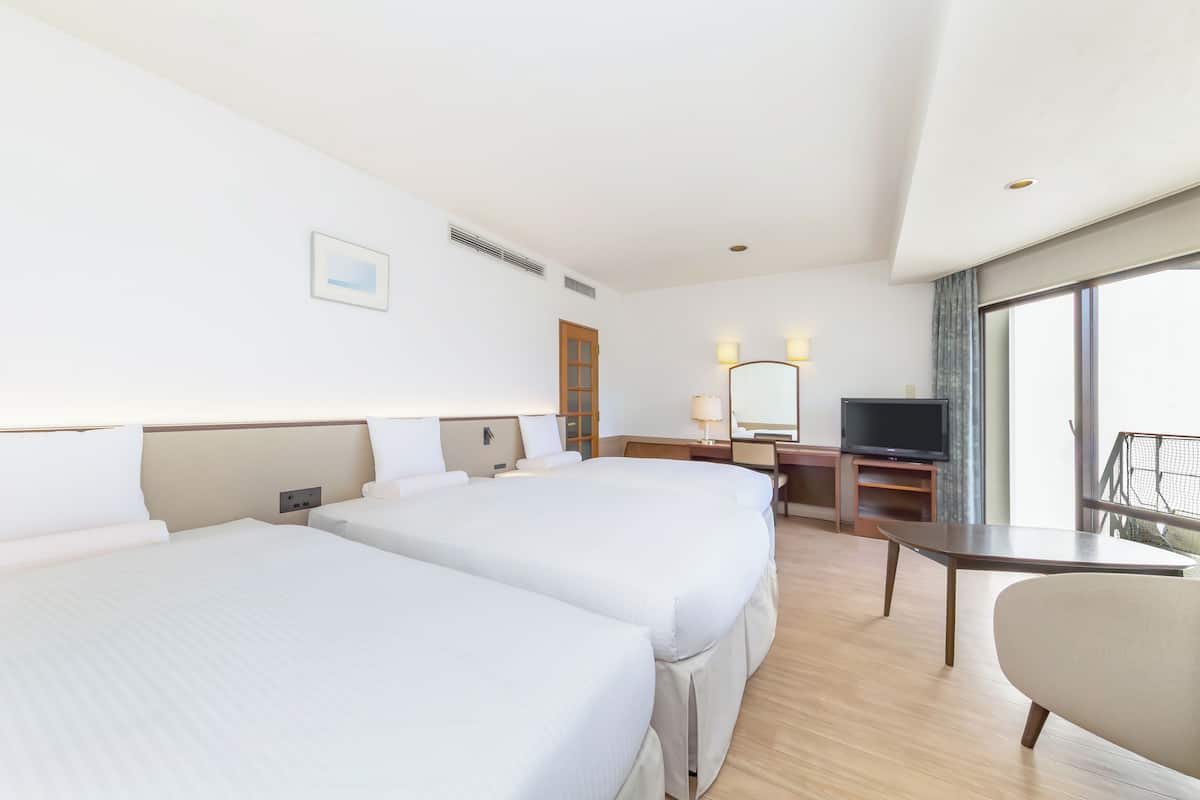 Corner Triple With private bathroom, Non Smoking | Desk, WiFi (free), bed sheets