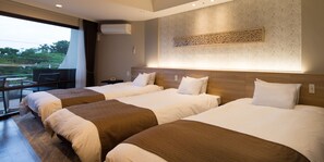 Deluxe-Dreibettzimmer, Nichtraucher (With shower booth) | Schreibtisch, kostenloses WLAN, Bettwäsche