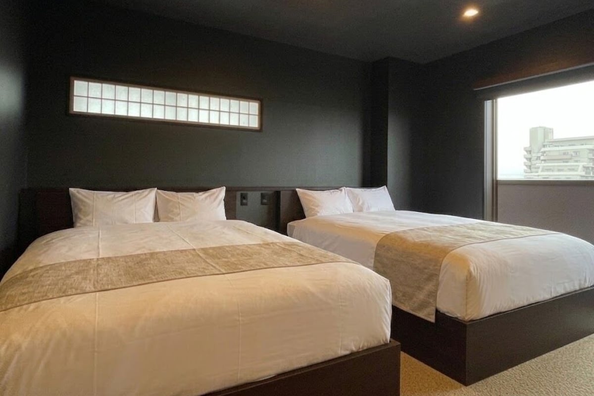 Twin Room | In-room safe, WiFi (free), bed sheets