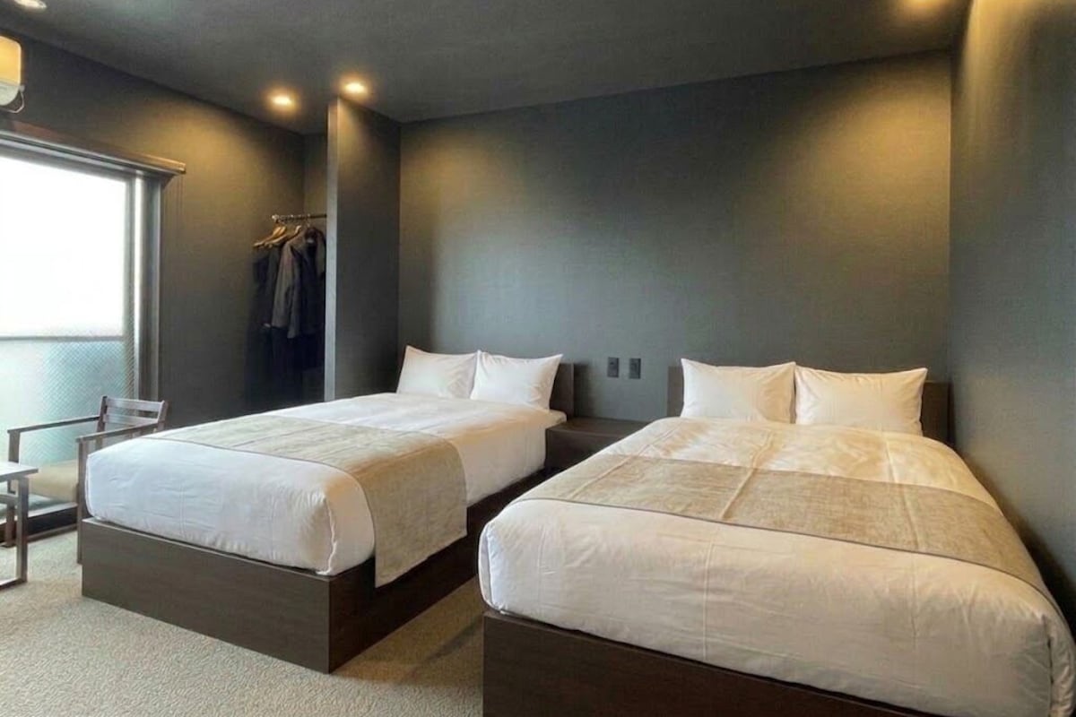 Twin Room | In-room safe, WiFi (free), bed sheets