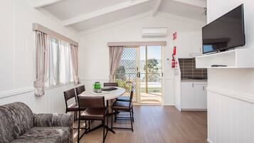 Cabane Supérieure, 2 chambres (Waterview) | Coin séjour | Télévision à écran plat