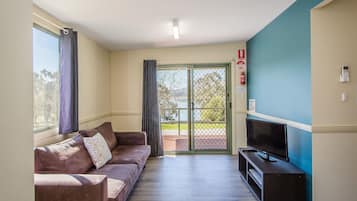 Cabane Standard, 3 chambres, vue lac | Coin séjour | Télévision à écran plat