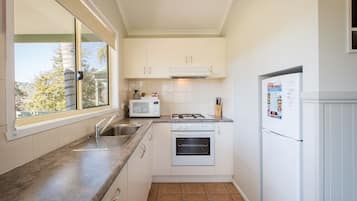 高级小屋, 2 间卧室 | 私人厨房 | 微波炉、炉灶、电热水壶、厨具/餐具