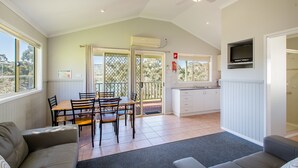 Hytte – superior, 2 soverom | Spiseområde på rommet