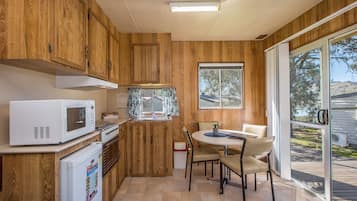 經濟小屋, 2 間臥室 | 房內用餐區