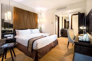 Chambre Confort, 1 trĂšs grand lit, accessible aux personnes Ă mobilitĂ© rĂ©duite | Literie de qualitĂ©, coffre-fort, bureau, rideaux dâobscurcissement