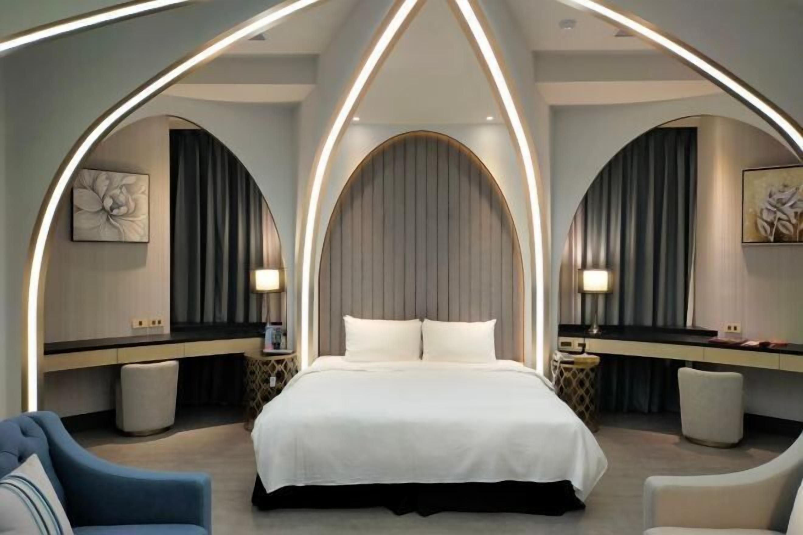 高档床上用品、迷你吧、办公桌、遮光窗帘