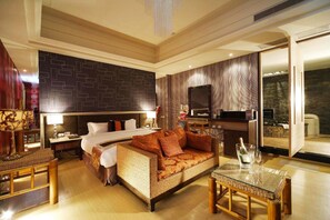 Ropa de cama de alta calidad, minibar, escritorio y cortinas blackout