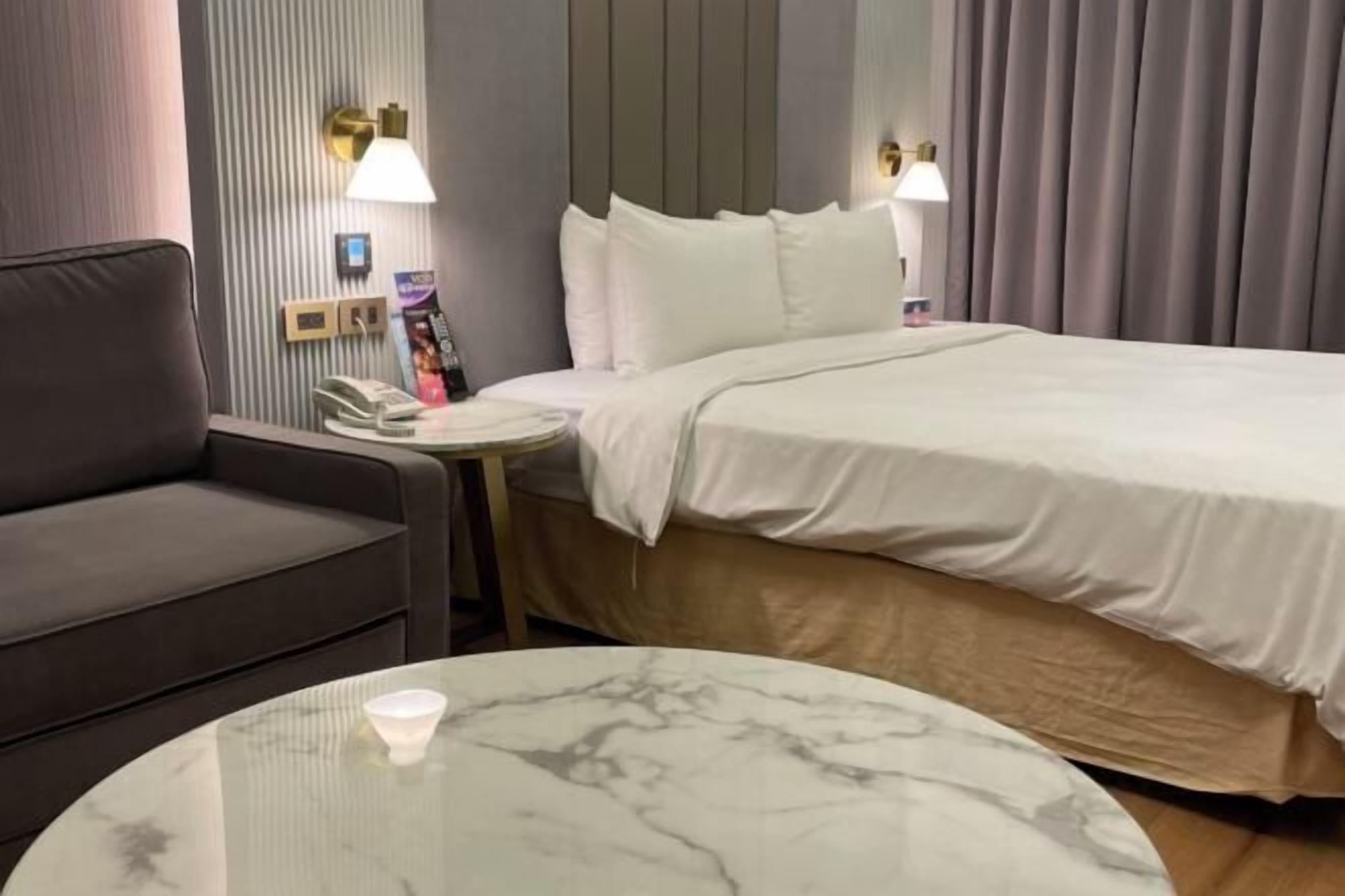 高档床上用品、迷你吧、办公桌、遮光窗帘