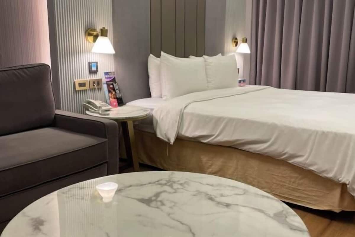 Luxe beddengoed, een minibar, een bureau, verduisterende gordijnen