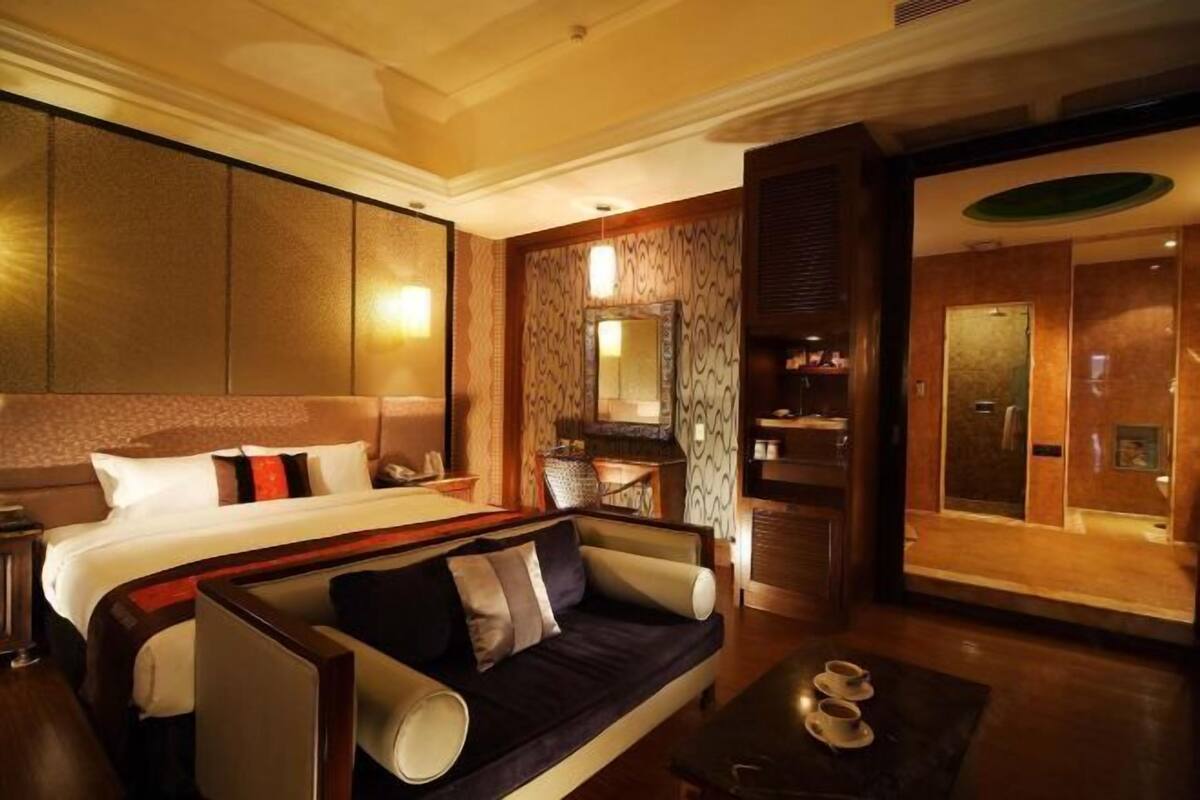 Luxe beddengoed, een minibar, een bureau, verduisterende gordijnen