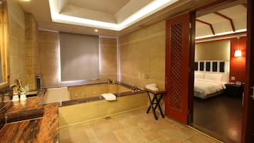 Suíte superior | Banheiro | Produtos de toalete grátis, secador de cabelo, chinelos