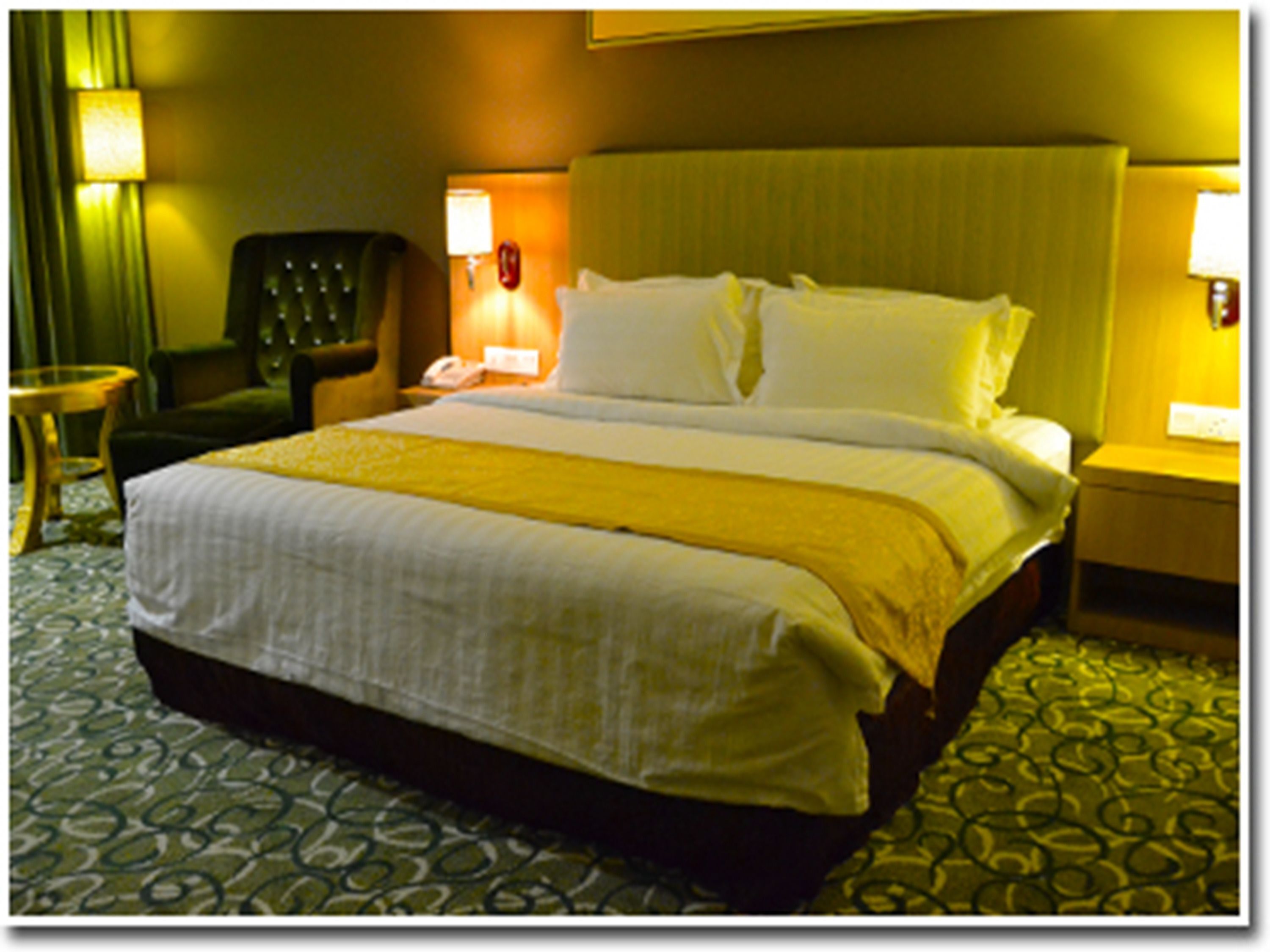 Minibar, in-room safe, desk, iron/ironing board