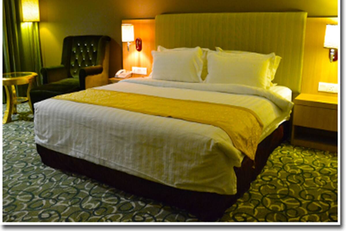 Minibar, in-room safe, desk, iron/ironing board
