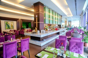 Desayuno buffet diario (MYR 25 por persona)