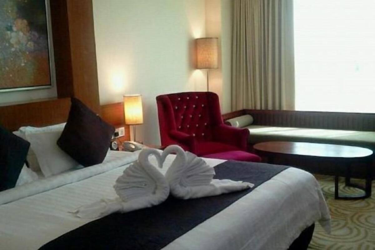 Minibar, in-room safe, desk, iron/ironing board
