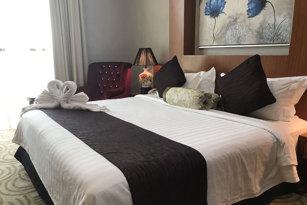 Executive Room | Minibar, in-room safe, desk, iron/ironing board