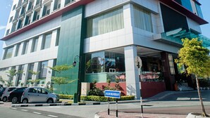 A multi-story hotel with a modern design, featuring a prominent entrance and a visible sign indicating the name. - Hotel Aifa (Labuan)