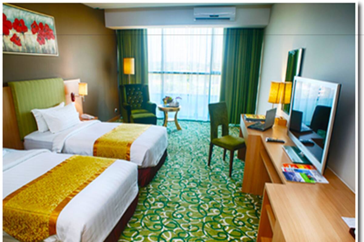 Minibar, in-room safe, desk, iron/ironing board