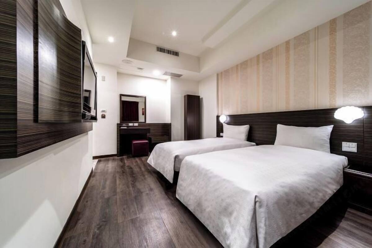 Premium bedding, desk, blackout drapes, soundproofing