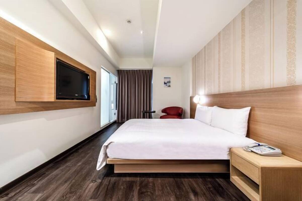 Premium bedding, desk, blackout drapes, soundproofing