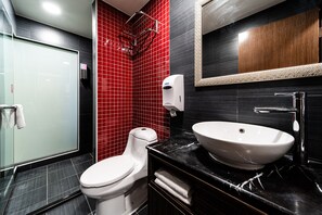 Superior Twin Room, 2 Twin Beds | Bathroom | Shower, rainfall showerhead, free toiletries, hair dryer - Fish Hotel - Yangcheng (Kaohsiung)