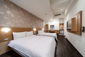 Bộ đồ giường cao cấp, bàn, màn/rèm cản sáng, phòng cách âm 