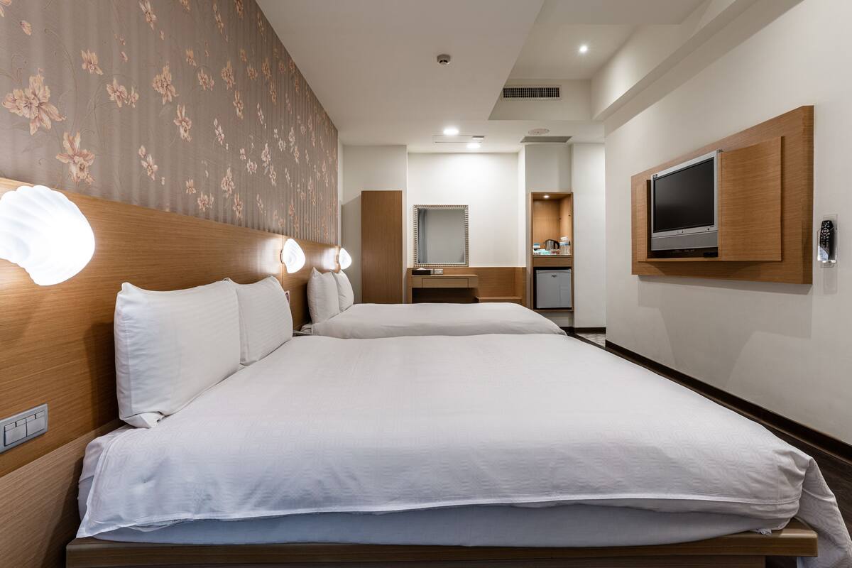 Premium bedding, desk, blackout drapes, soundproofing