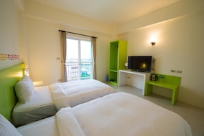 Desk, blackout drapes, soundproofing - Seahome Hotel (Lyudao)