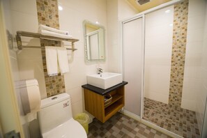 مستلزمات مجانية للعناية الشخصية، مجففات شعر، خف للقدمين، مناشف