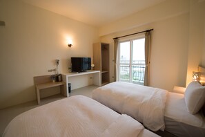 مكتب وستائر تعتيم وتجهيزات عازلة للصوت