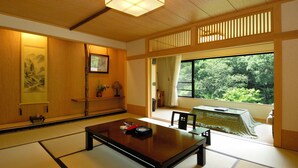 Une pièce de style japonais traditionnel, avec un sol recouvert de tatamis, une table basse et une porte coulissante donnant sur un jardin.