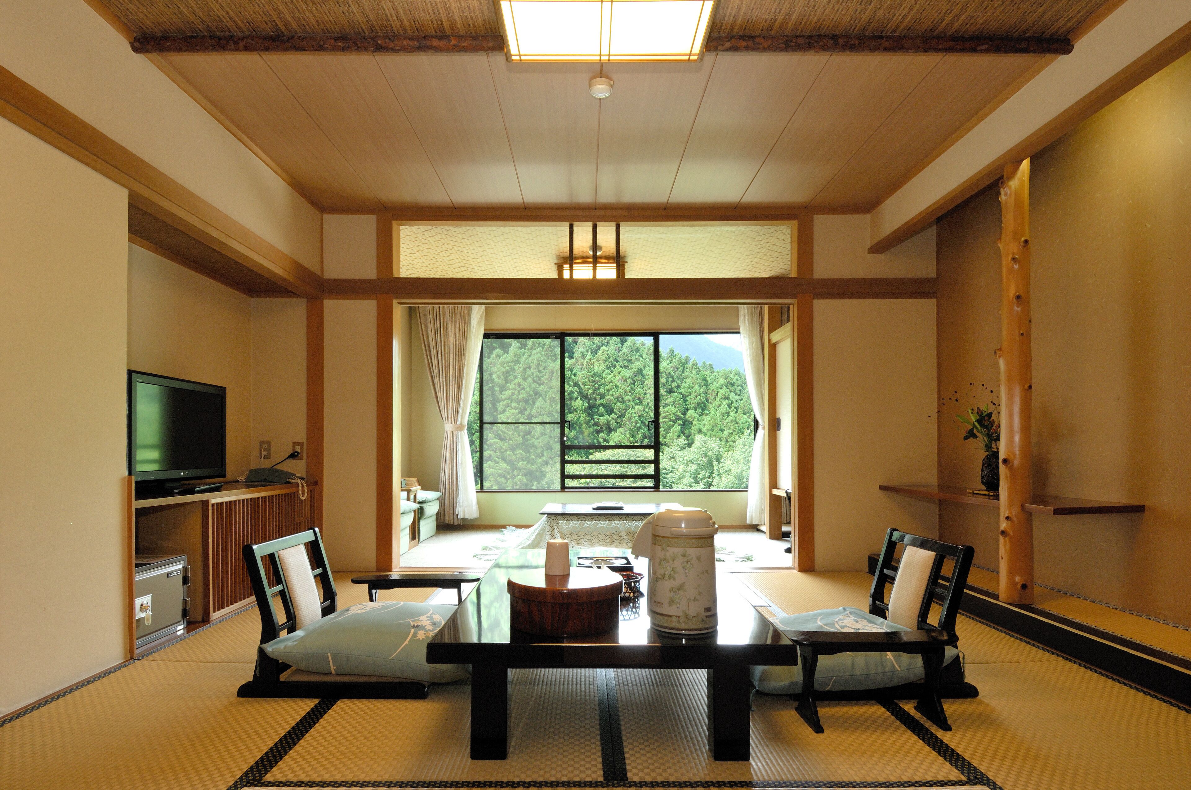 Standard Room, Mountain View | Bar mini, peti besi dalam bilik, cadar katil 