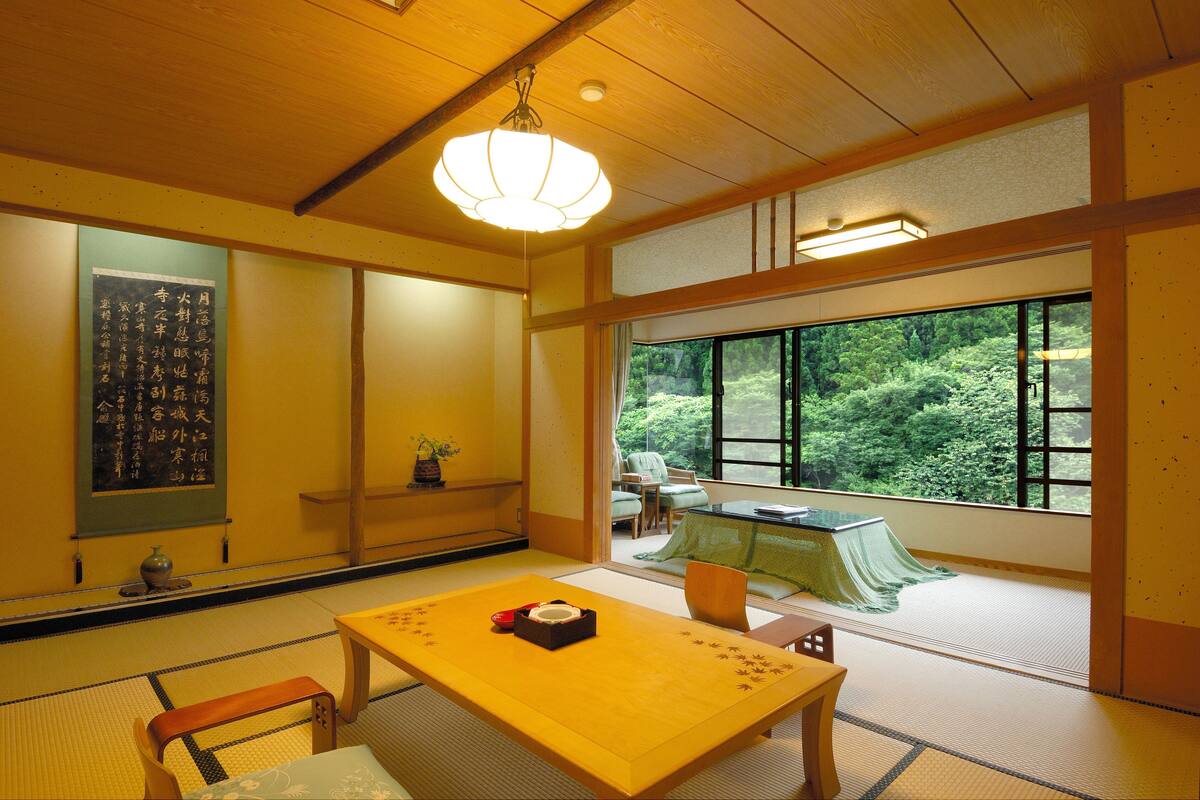 Standard Room, Mountain View | Minibar, in-room safe, bed sheets