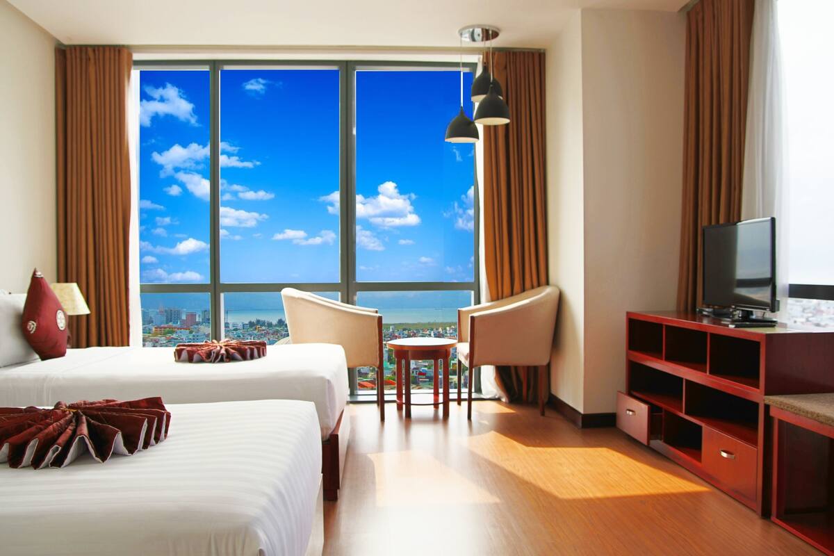Phòng đôi Superior, quang cảnh thành phố | Minibar, két bảo mật tại phòng, bàn, màn/rèm cản sáng 