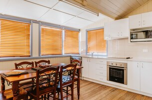 Refrigerador con freezer, microondas, horno, placa de cocina