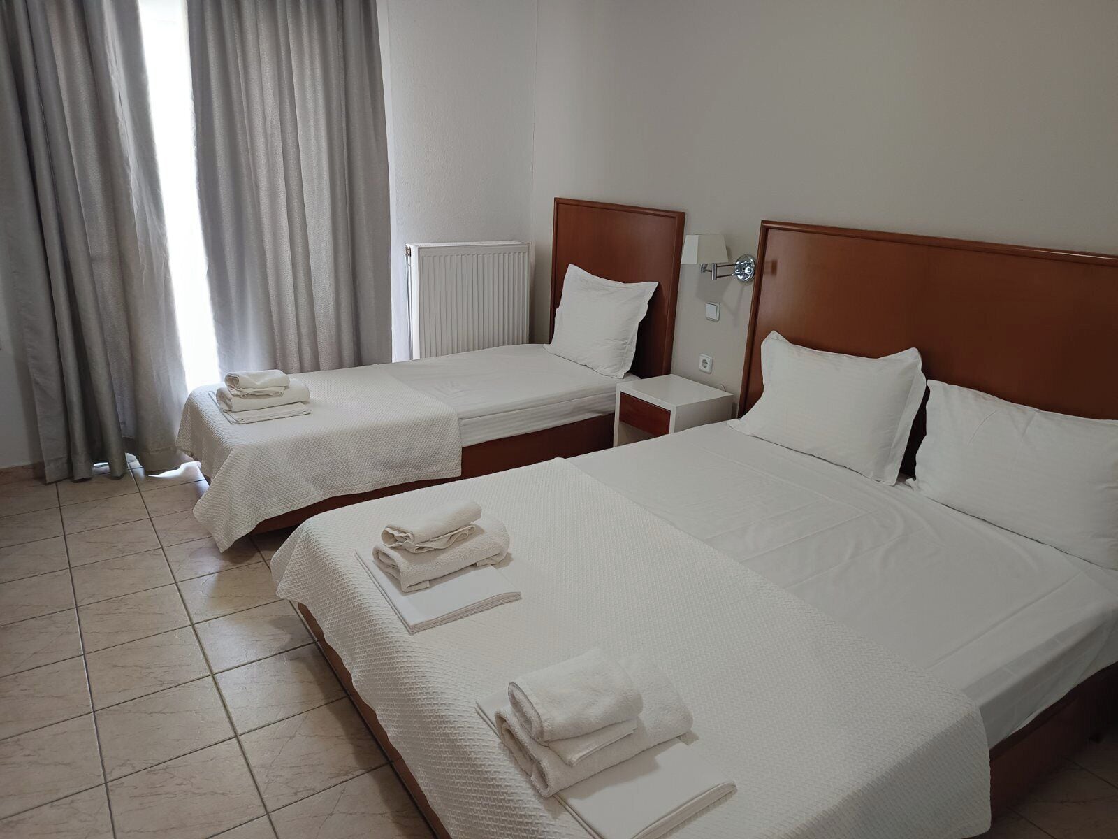 Standaard driepersoonskamer | Een bureau, gratis wifi, beddengoed