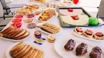 Free daily buffet breakfast