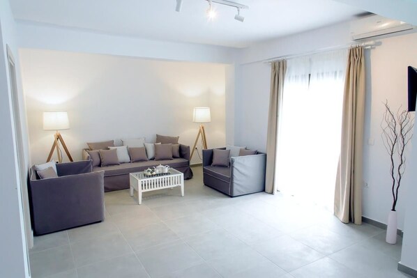 Suite | Desk, free WiFi, bed sheets