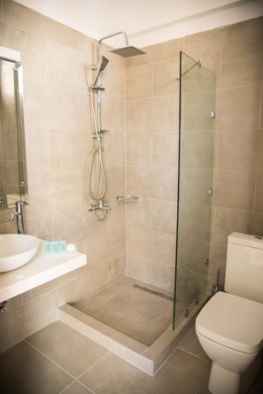 Superior Double Room | Bathroom | Shower, towels