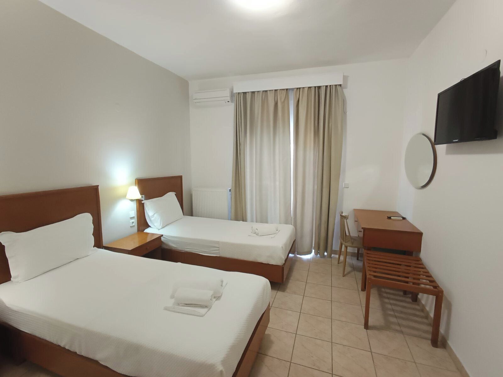 Standaard tweepersoonskamer | Een bureau, gratis wifi, beddengoed