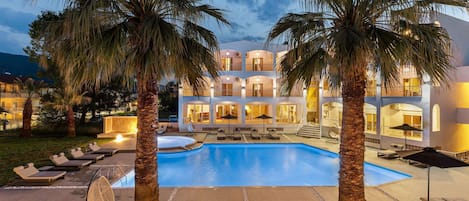Piscina externa sazonal, funciona das 10h às 18h, guarda-sóis