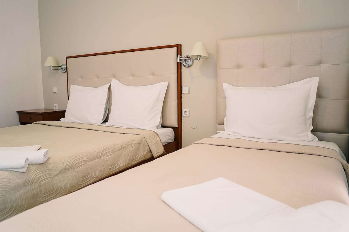 Tripla Standard | 1 camera, una scrivania, Wi-Fi gratuito, lenzuola
