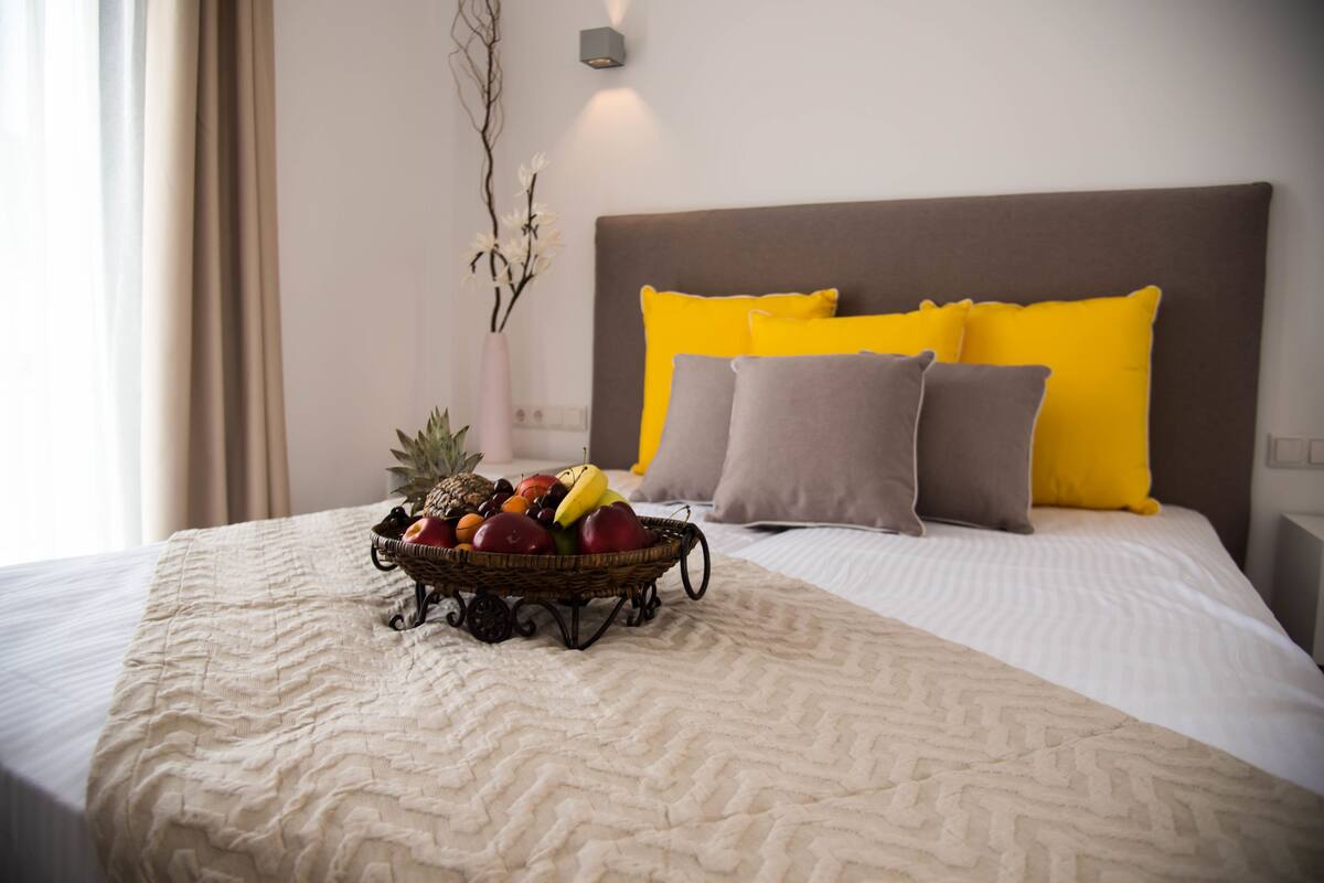 Superior Triple Room | Desk, WiFi (free), bed sheets