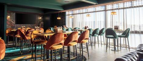 2 bars/lounges