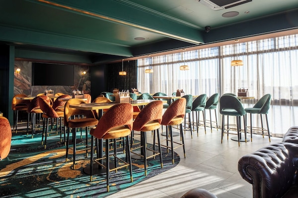 2 bars/lounges