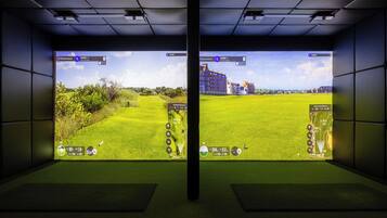 Indoor golf driving range