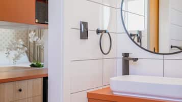 Royal Twin Room | Bathroom | Shower, free toiletries, hair dryer, towels