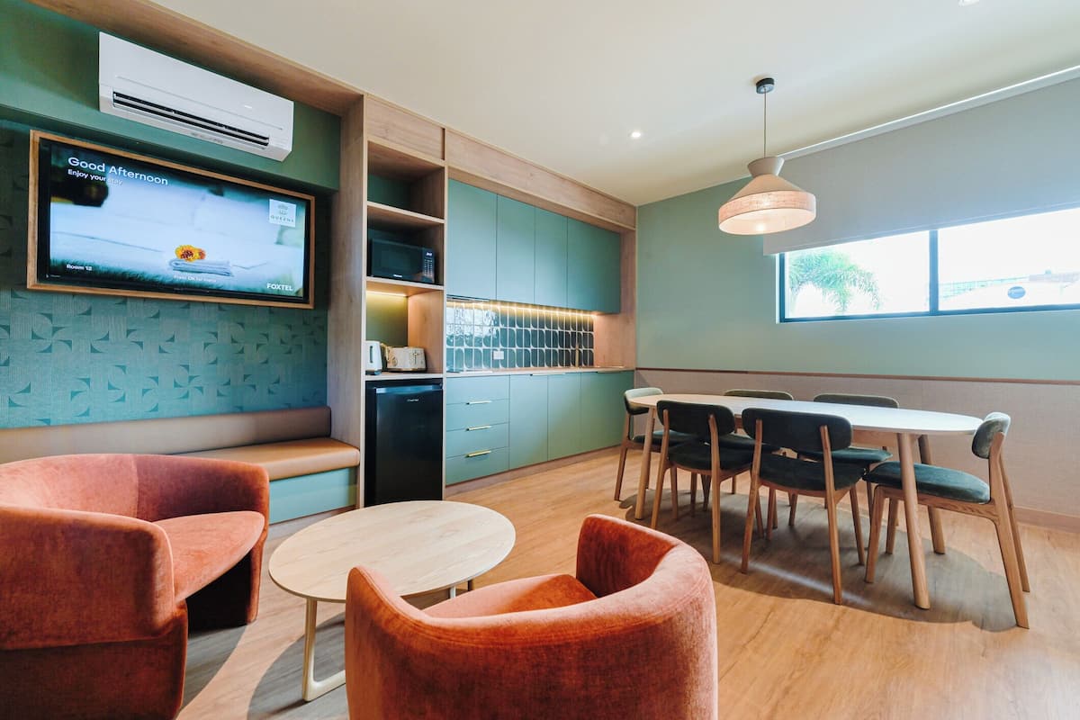 Apartamento executivo, várias camas | Área de estar | TV LCD 55 polegadas com canais a cabo, TV, Netflix