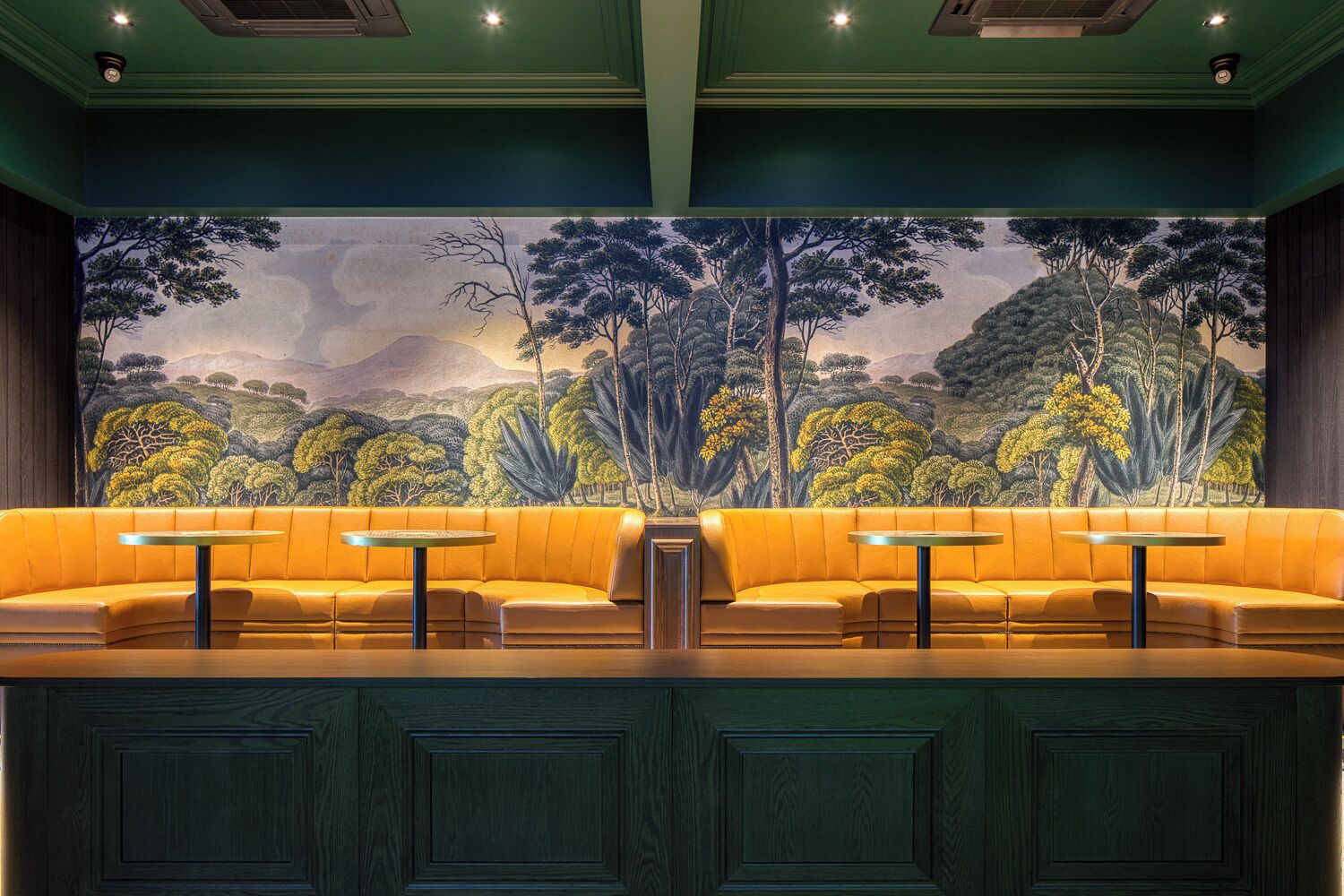 Indoor golf driving range